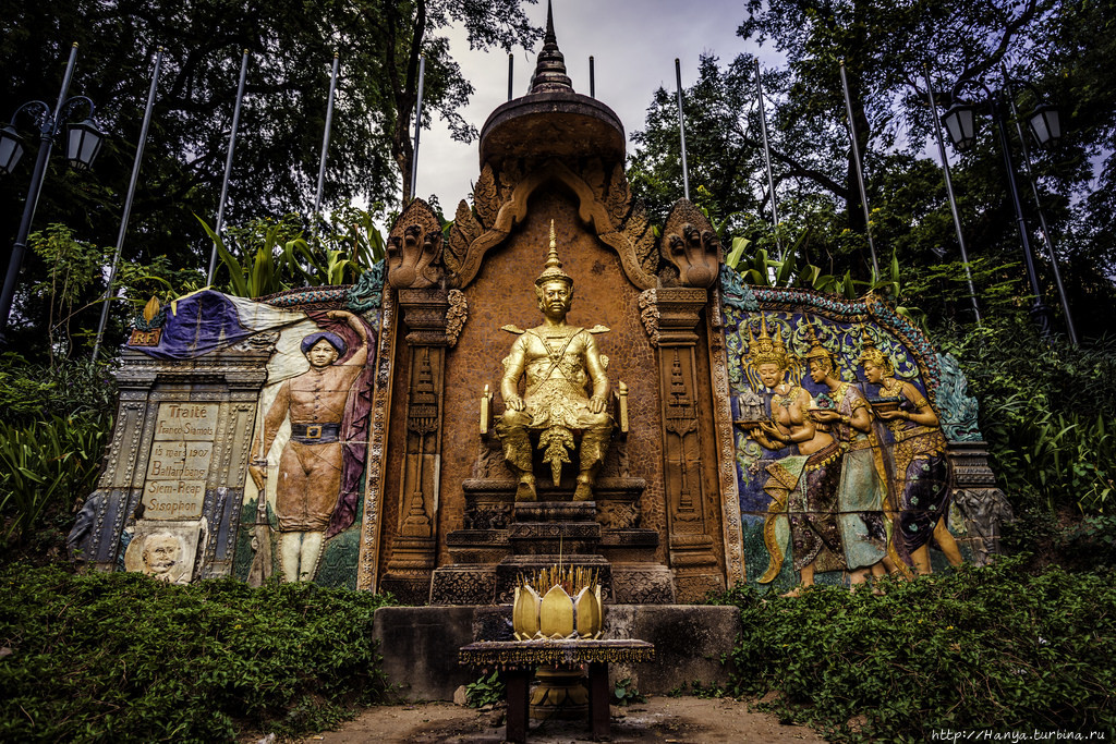 Гигантские часы и статуя короля Сисовата I Пномпень, Камбоджа