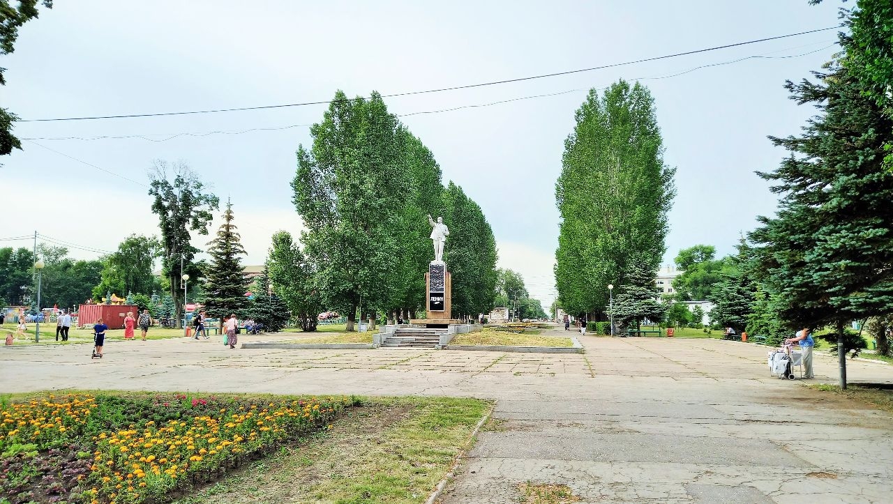 А вот и памятник Ильичу,  сейчас подойдем поближе Тольятти, Россия