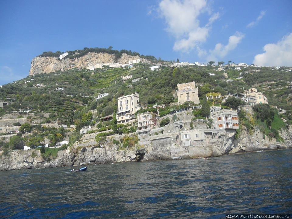 От Positano до Amalfi и Atrani — вид с моря Амальфи, Италия