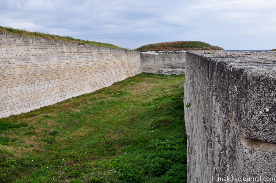 Классика крепостного строительства – высокие каменные стены и ров для удобства расправы с нападающим неприятелем. Хотин, Украина