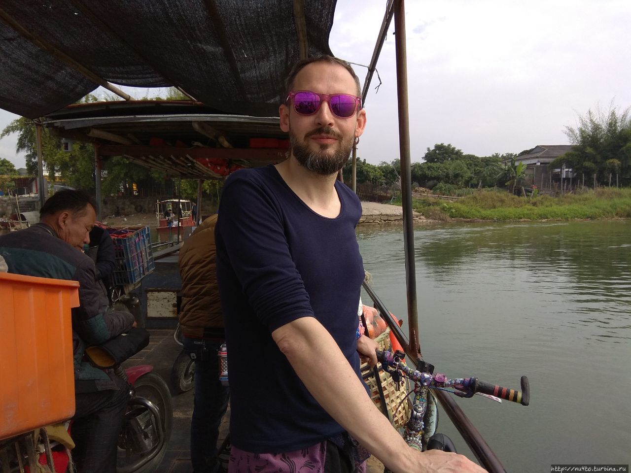 Переплываем реку Хан на пароме Провинция Гуандун, Китай