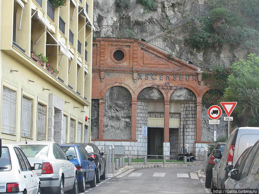 А вот и лифт. Работает с 9.00 до 19.00. Ницца, Франция