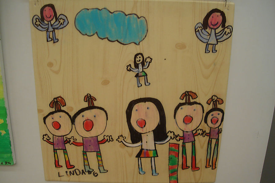 творчество местных детишек на автовокзале Рига, Латвия