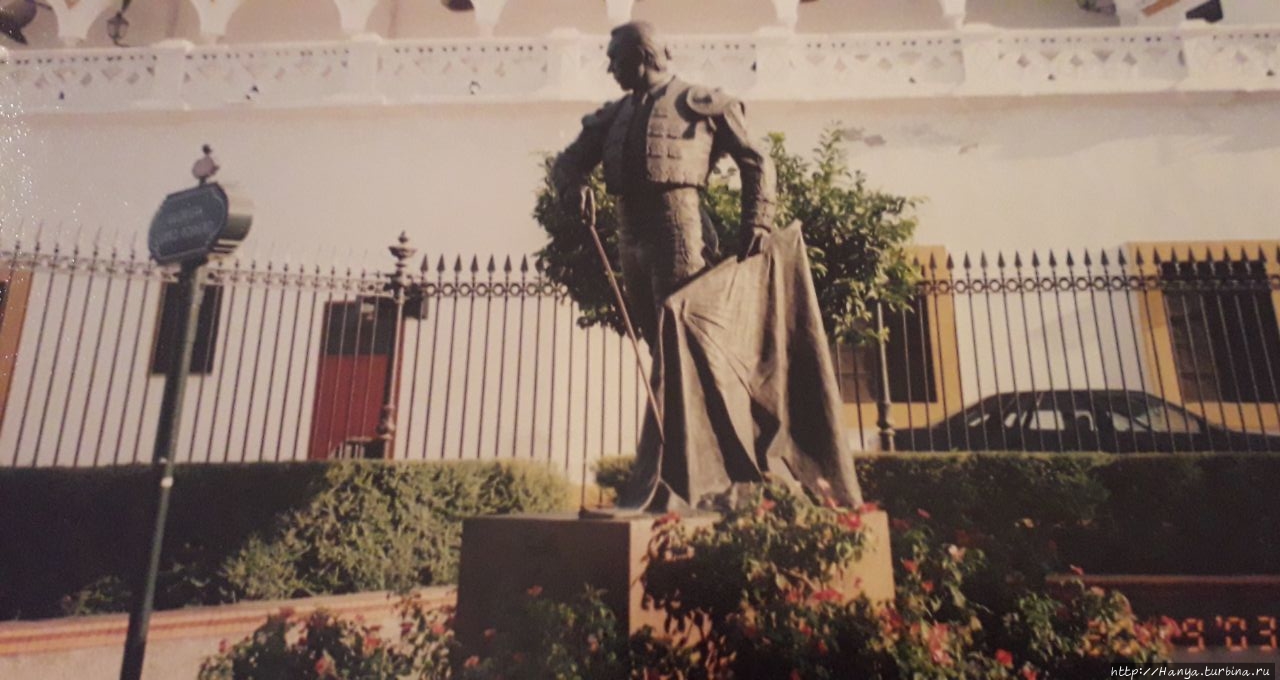 Севилья. Памятник тореро перед ареной Маэстранса Мадрид, Испания
