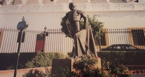 Севилья. Памятник тореро перед ареной Маэстранса