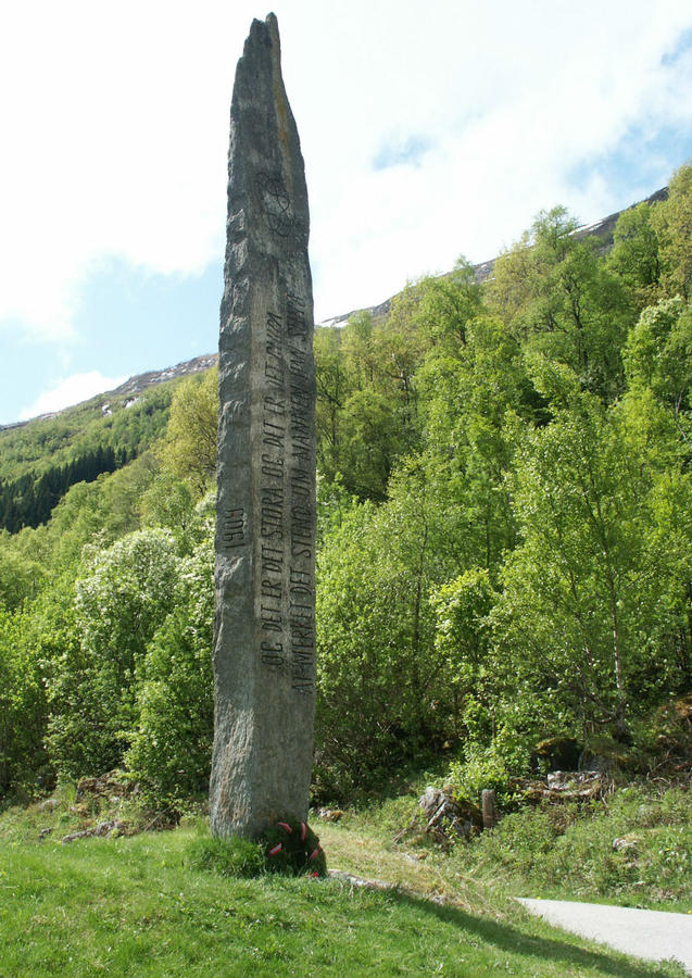 В самом начале дороги, в 1909-м,установлен каменный памятный знак в честь Per Sivle — на этом месте стоял дом великого норвежского поэта и прозаика XIX-го века. ЗЫ: Про 
