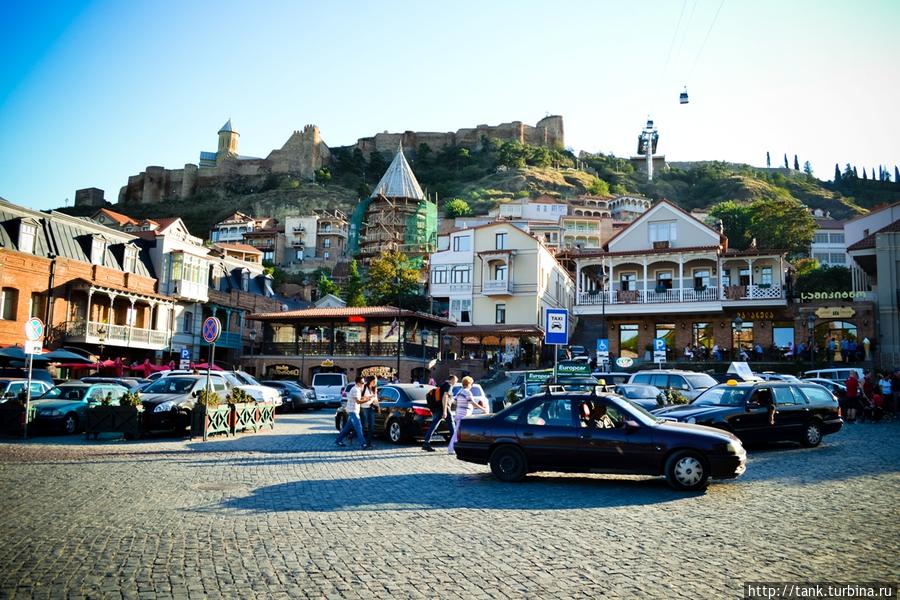 К крепости можно подняться по подвесной канатной дороге, кабинки которой проносятся над старой частью Тбилиси. Тбилиси, Грузия