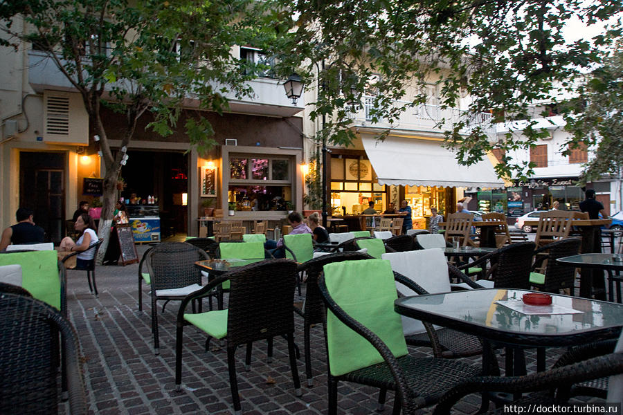 Кафе на площади перед церковью Св. Николая Хания, Греция