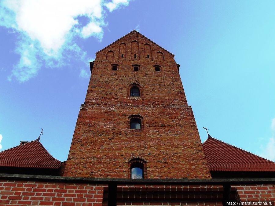 Главная башня замка — шестиэтажный донжон Тракай, Литва