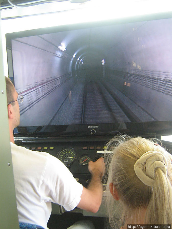 Оля проходит курс обучения по вождению поезда U-bahn-а Мюнхен, Германия
