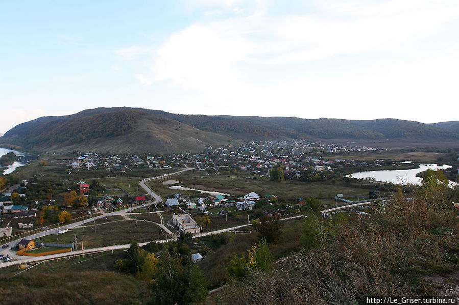На противоположной стороне села находится Монастырская гора Жигулёвск, Россия