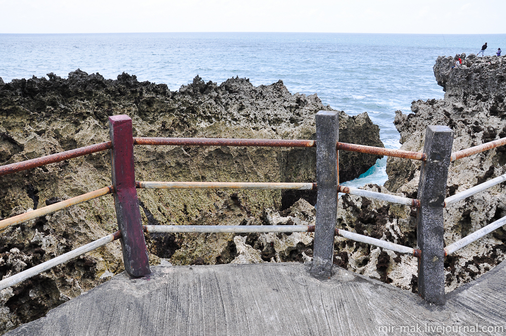 Поток воды настолько силен, что для безопасности зрителей соорудили забор с перилами, за которые в случае чего можно ухватиться. Бали, Индонезия