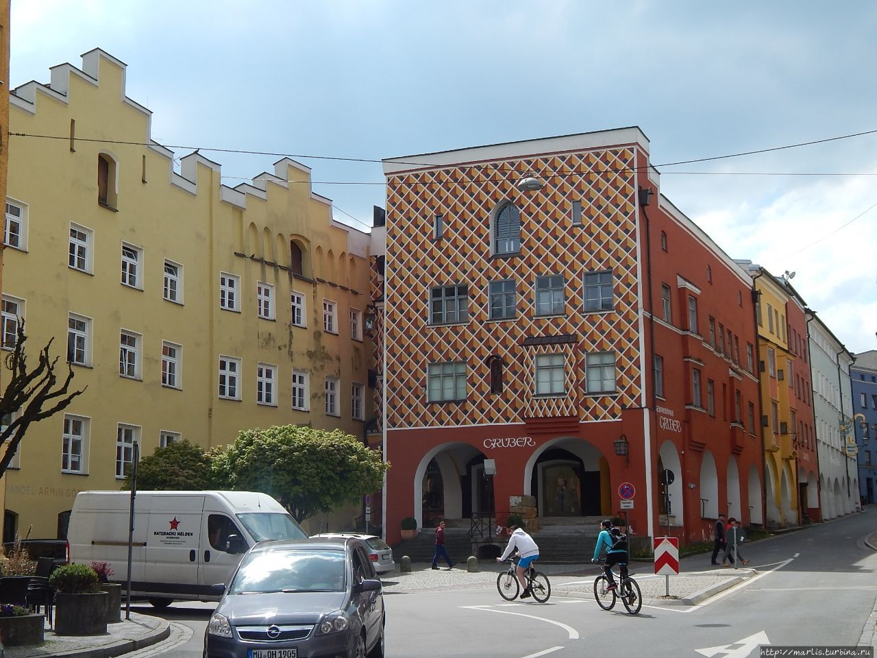 Желтые здания таможни, здание в ромбик — Сурауерхауз — пекарня 16 века, специализировавшаяся на Рождественских пряниках. Вид со стороны рыночной площади Марктплатц