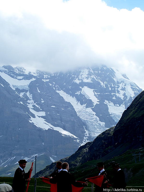 Прекрасные горы в таком маленьком Гриндельвальде Гриндельвальд, Швейцария