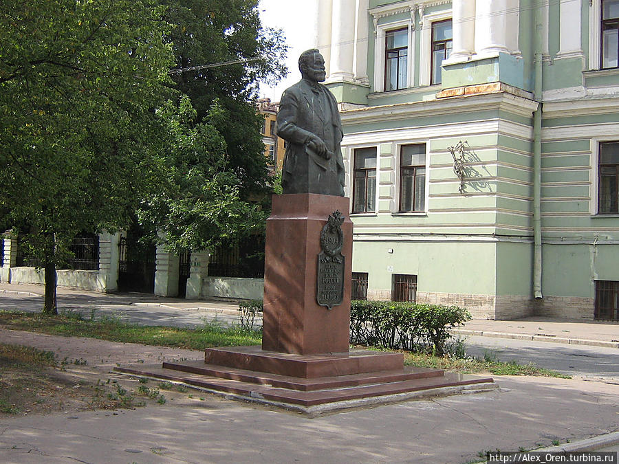 Памятник академику Павлову открыт в 2004 году. Санкт-Петербург, Россия