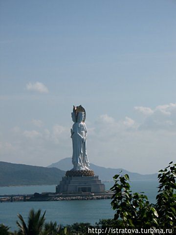 Центр буддизма Наньшань.
Статуя богини милосердия Гуаньинь. Высота — 108 метров. Провинция Хайнань, Китай