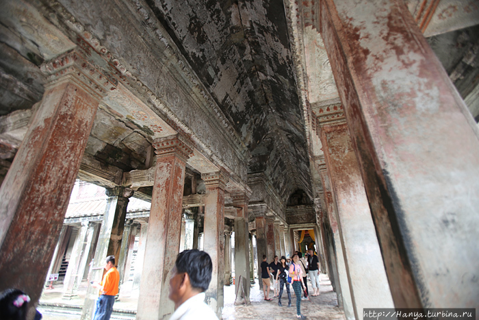 Каркасный потолок был ранее спрятан за деревянными панелями в Ангкор Вате