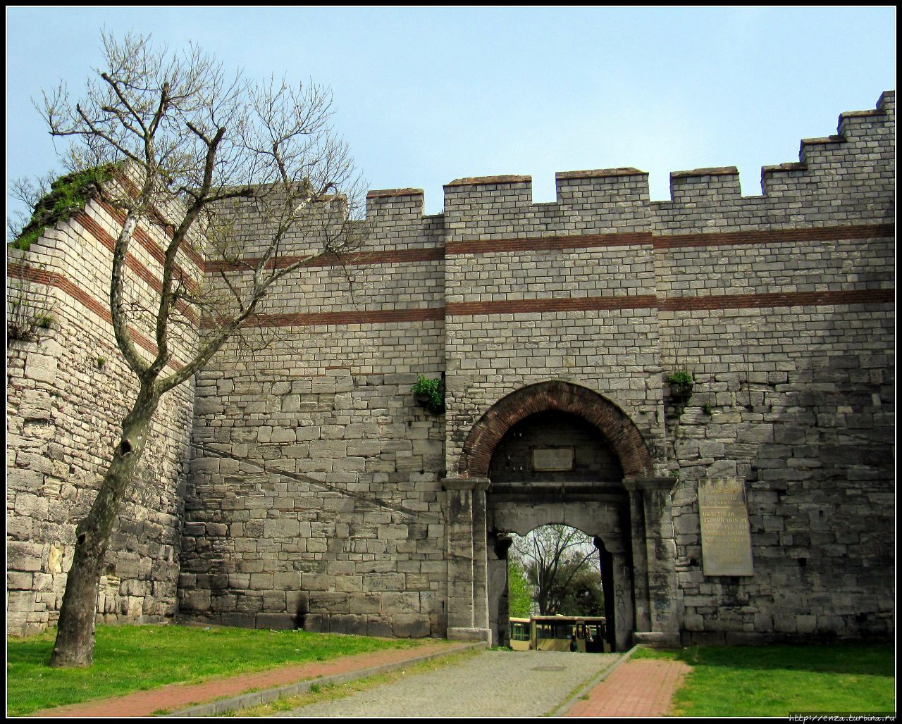 городские стены константинополя. феодосиевы стены в стамбуле. остатки константинополя. феодосиевы крепостные стены стамбул. крепость константинополя.