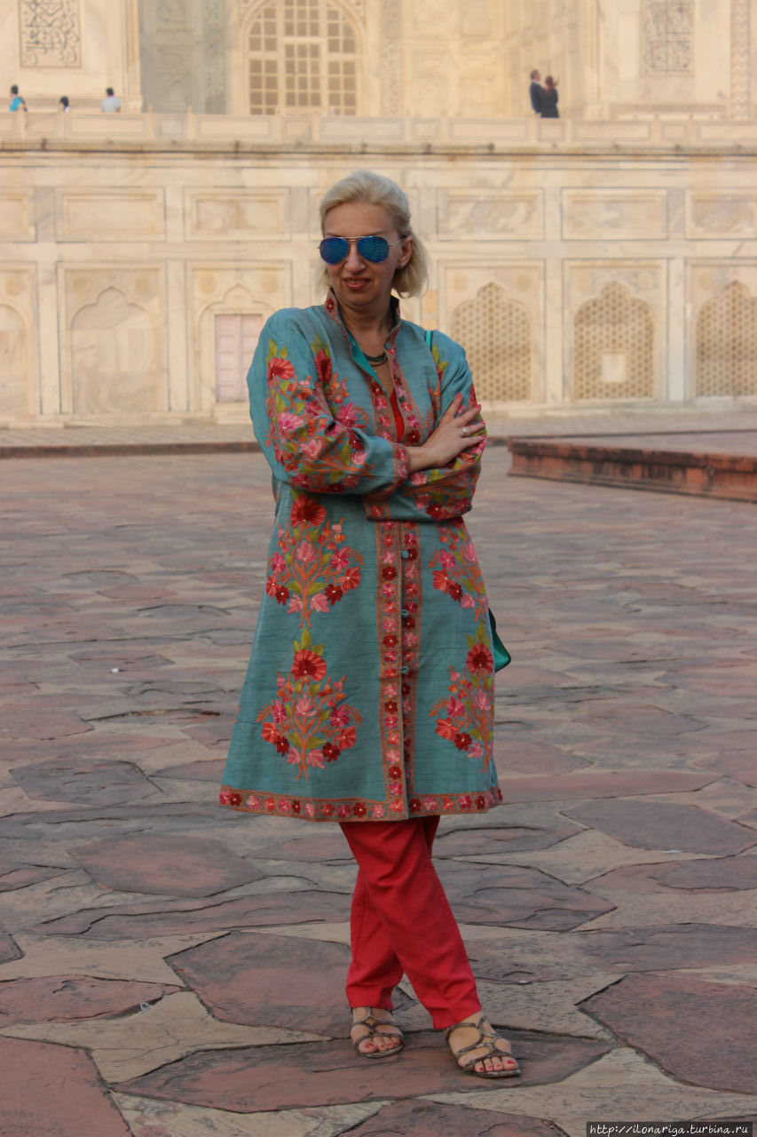 Этот кафтаня купила в Дели. В Риге его тоже ношу, как плащ.