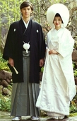 Фото из интернета. Жених и невеста в традиционных свадебных нарядах.