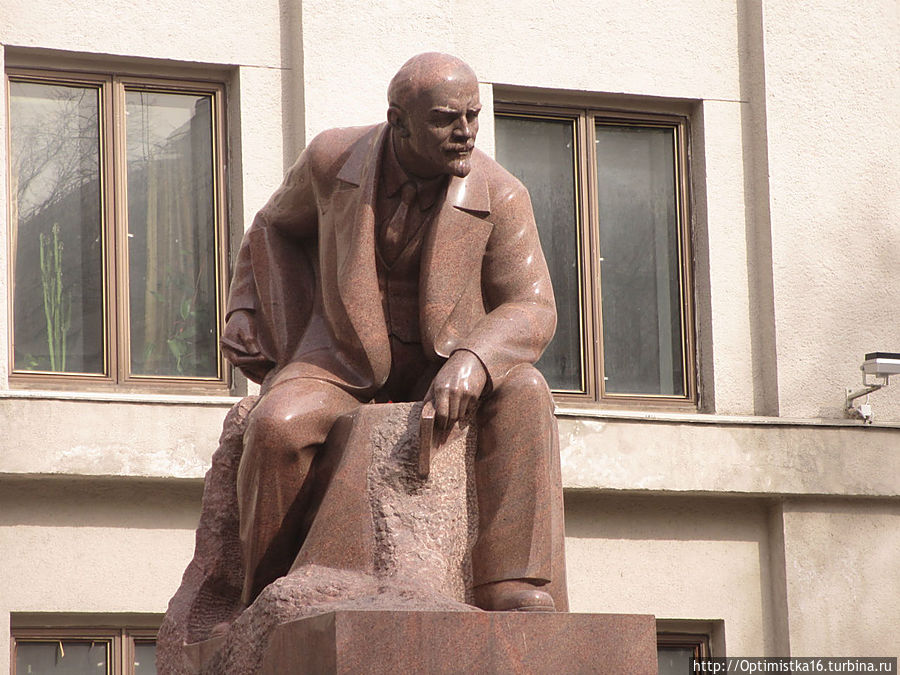 Памятник В. И. Ленину на Тверской площади в Москве
Вот такой отзыв я нашла об этом памятнике:
Сидит дедушка Ленин с 1938 года в тихом скверике средь Москвы в весьма ошалелой позе. Видимо автор памятника Меркулов С. Д. пытался показать мыслительный процесс вождя по осознанию материала только что прочитанной им книги, которую вождь держит в руке. (http://vojjna.ru/page-1-156.html) Москва, Россия