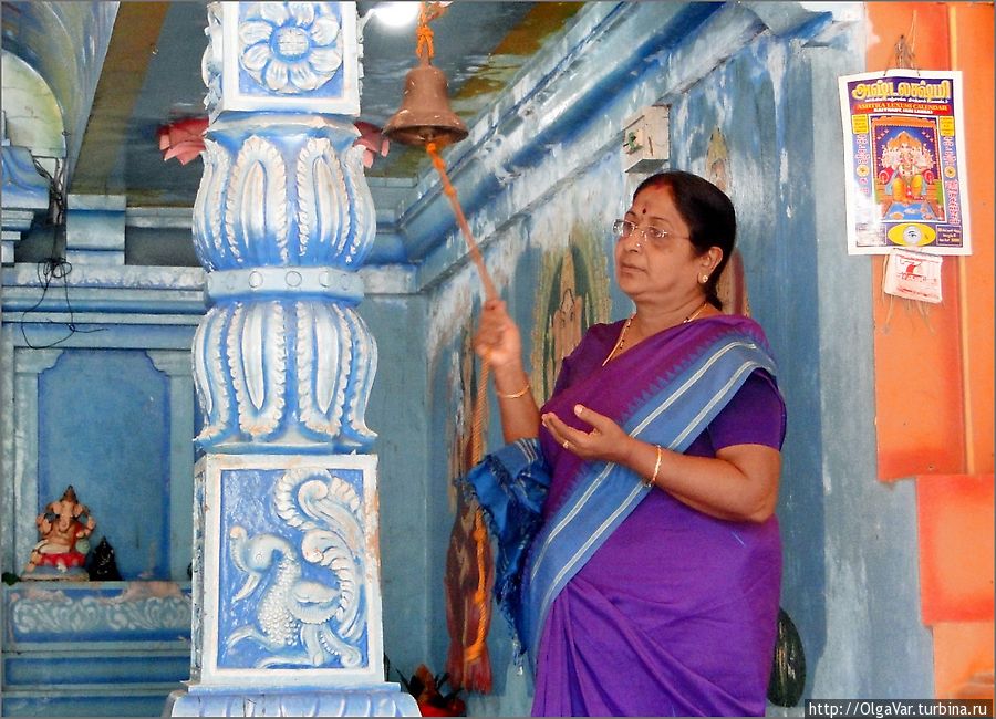 Когда музыканты закончили свое выступление, над сводами храма раздался колокольный звон Тринкомали, Шри-Ланка