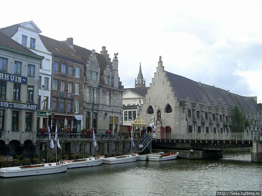Здание справа — Большие мясные ряды Гент, Бельгия