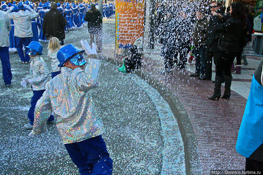 Почти все участники экспериментируют с конфетти, придумывая самые изощренные хода чтобы неожиданно обсыпать ими зрителей... В итоге дождь или вернее снег из конфетти покрывает всю улицу и тротуары, создавая впечатление зимы Плайя-д-Аро, Испания