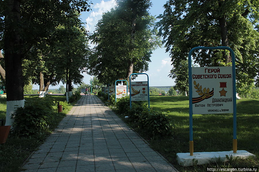 Он посвящен героям Великой отечественной войны и местным жителям, получившим за войну награды...