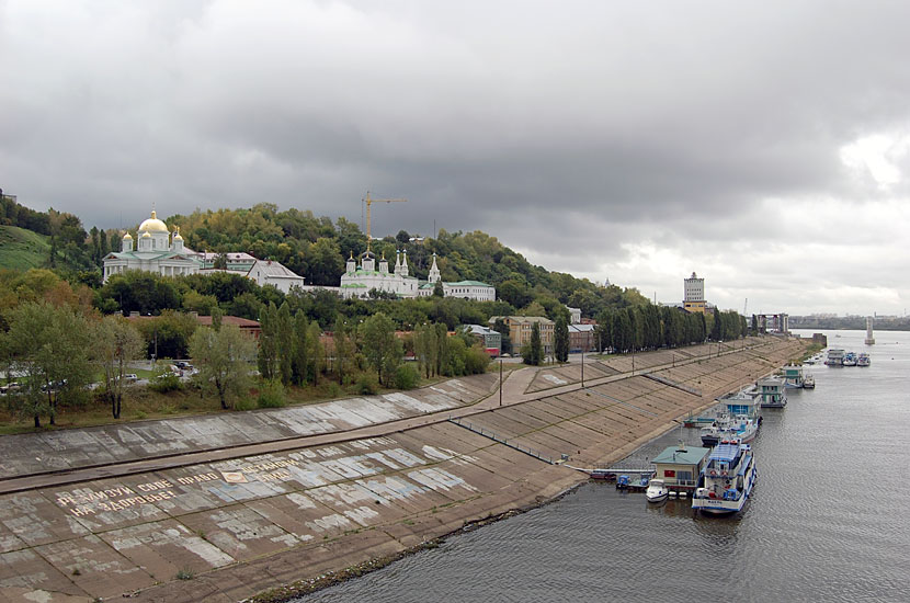 Вид с моста на правый берег Оки и Благовещенский монастырь Нижний Новгород, Россия