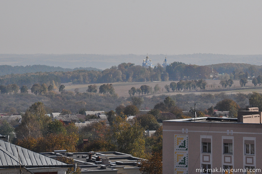 Вдалеке можно разглядеть купола Свято-Духовского скита – первого монашеского поселения на Почаевской земле. Почаев, Украина