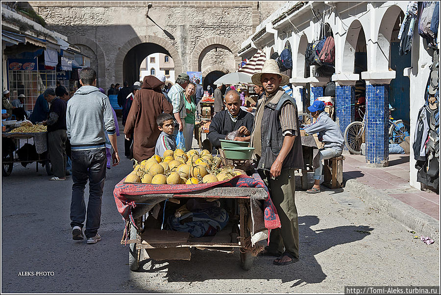 Суки — это в Марокко — рынки...
* Эссуэйра, Марокко