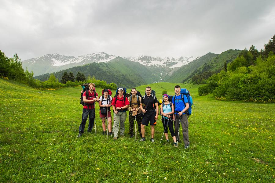 Еще каких-то полчаса, и мы на перевале! 1900 м. Фото на память.. как же красиво вокруг!