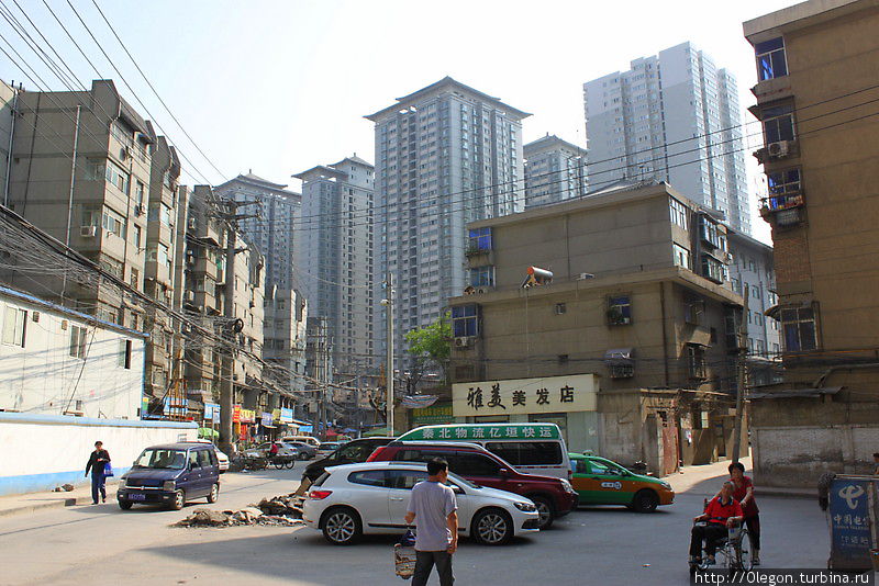 Трущобы Сианя на фоне растущих вверх небоскрёбов Сиань, Китай