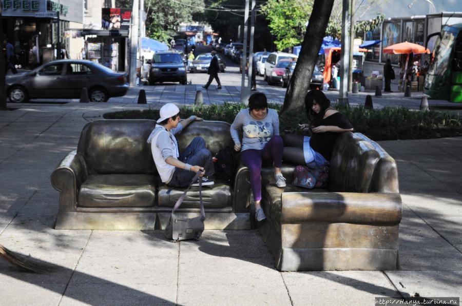 Необычные скамейки вдоль Пасео Реформы. Фото из интернета