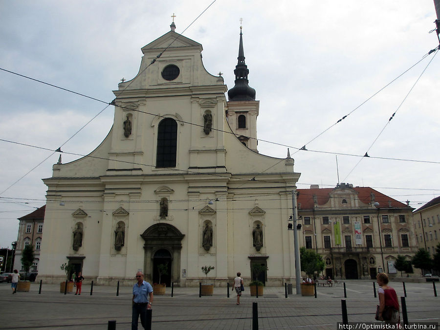 Моравская площадь: у церкви Св.Фомы и монастыря августинцев Брно, Чехия