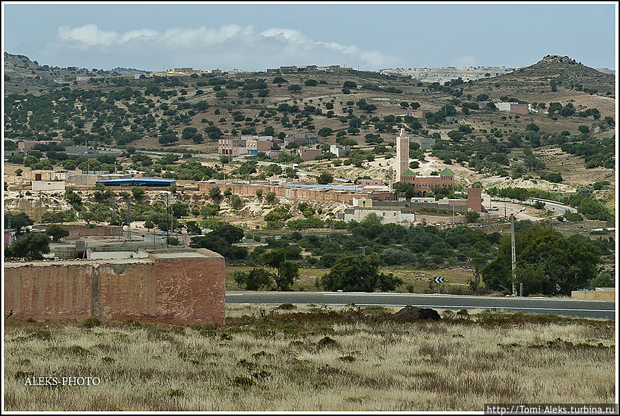 В каждом маленьком поселке всегда самое высокое здание — минарет мечети. По все стране они выглядят почти одинаково... 
* Эссуэйра, Марокко