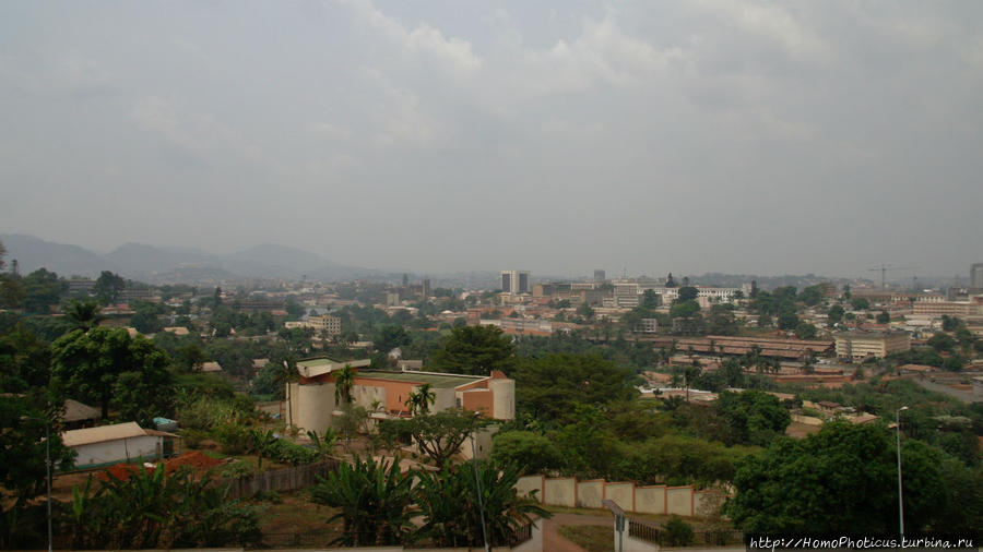 Вид с площадки Арки воссоединения Яунде, Камерун
