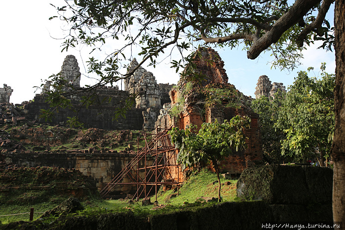 Храм Пном-Бакенг. Только одна тропинка ведет к храму с южной стороны. Фото из интернета Ангкор (столица государства кхмеров), Камбоджа