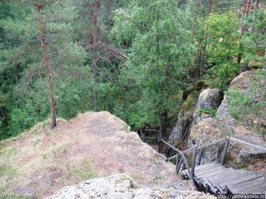 Вниз, в сторону озера, имеется лестница. Кончезеро, Россия