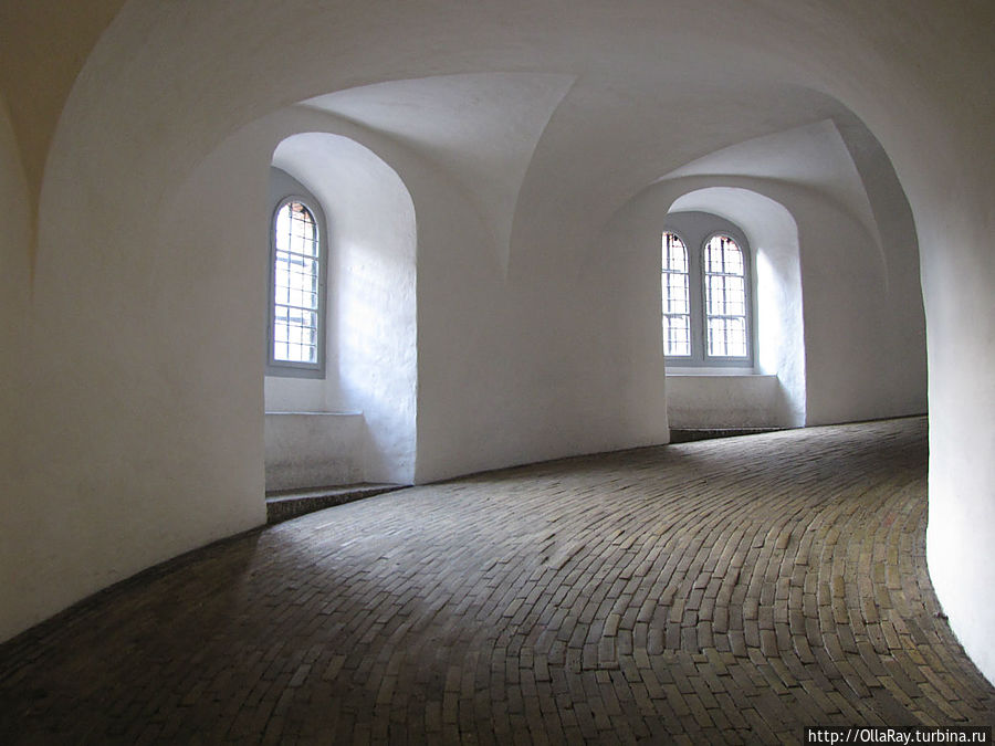 Ступеней в башне нет (точнее на самой вершине совсем немного). По винтовому спуску можно было ездить на лошадях, проходили и повозки, а в начале 20 века въехал и автомобиль.