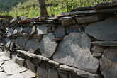 С  набором    высоты   стали   попадаться   чисто   непальские   сооружения   с     кусочками молитвенных   плит.