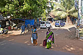 Женщины в Гоа, как и во всей Индии, носят сари. Хотя здесь они — более европеизированы. А мужчины — одеваются совсем как европейцы. Из-за этого даже нет национального колорита...
*