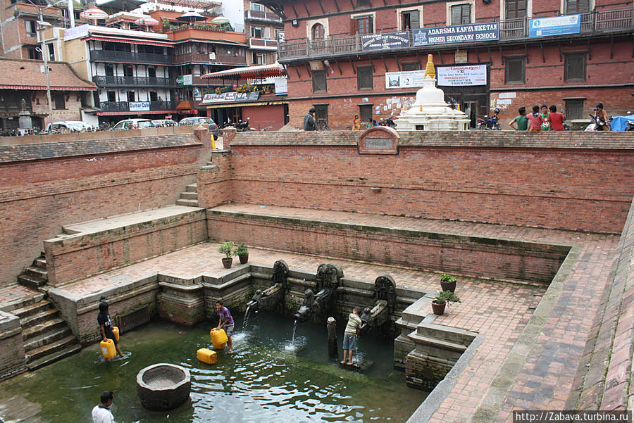Вода течет с гор в водоемы, которым сотни лет Патан (Лалитпур), Непал