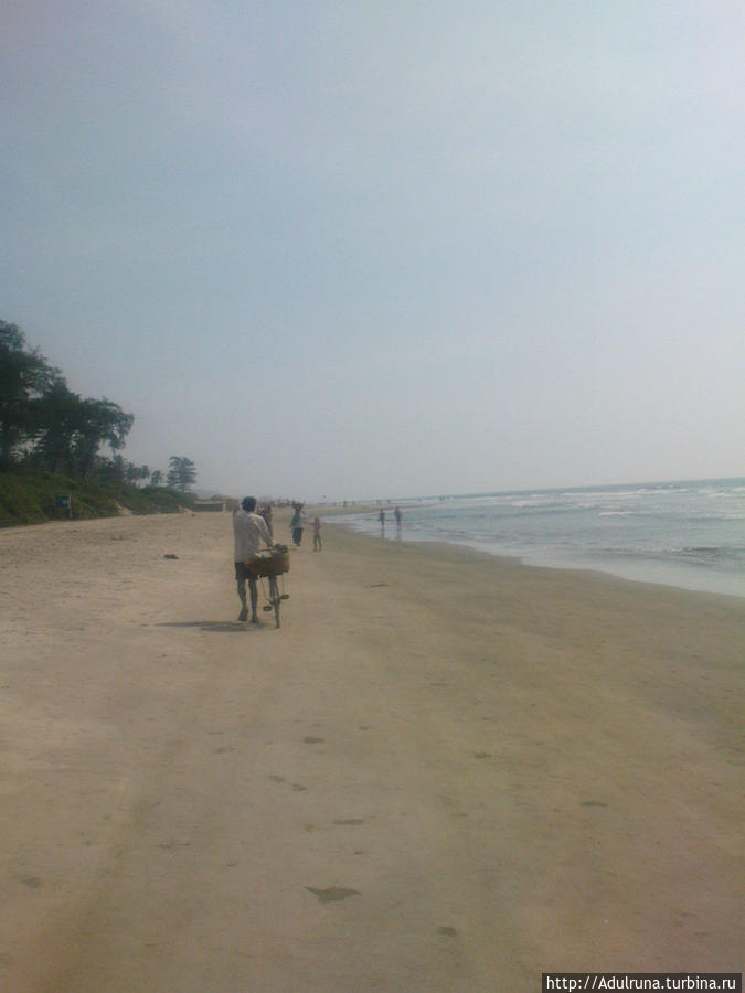 Пустынный пляж во время сиесты... И Лишь старый индус, катит ржавый велосипед за горизонт... Арамболь, Индия