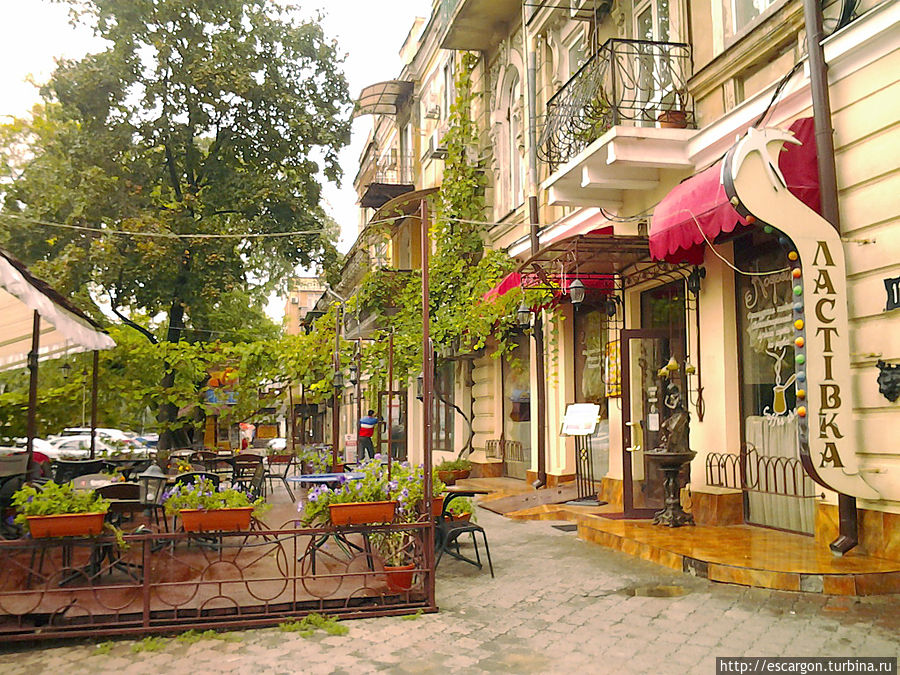 Тут же солнечные кафе, пустые во время этого летнего дождя... Одесса, Украина
