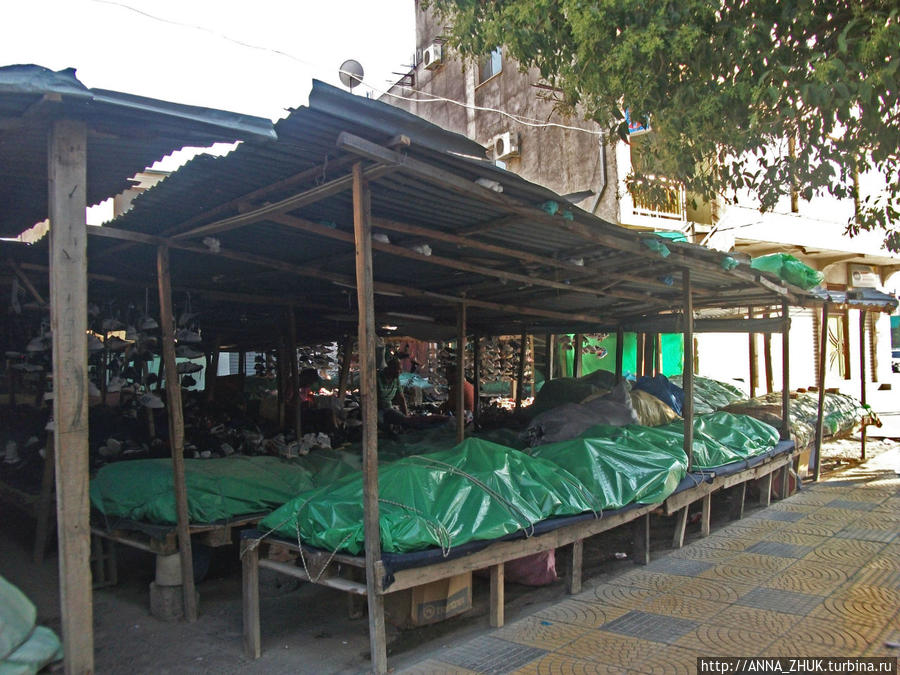 Неужели товар на рынке оставляют на ночь?
Поразительно! На фото — ранний вечер. Шкодер, Албания