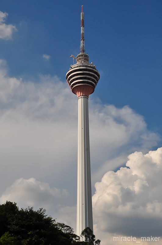 Это телебашня Менара Куала-Лумпур. Высотой 421 метр она занимает 7-е место в мире среди такого рода телекоммуникационных объектов. Куала-Лумпур, Малайзия