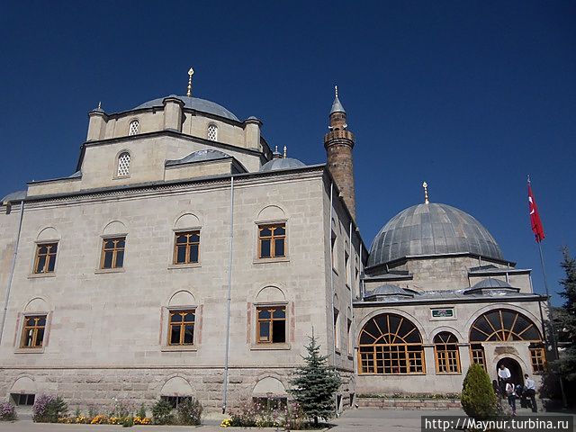 Рядом с собором стоит большая мечеть .
