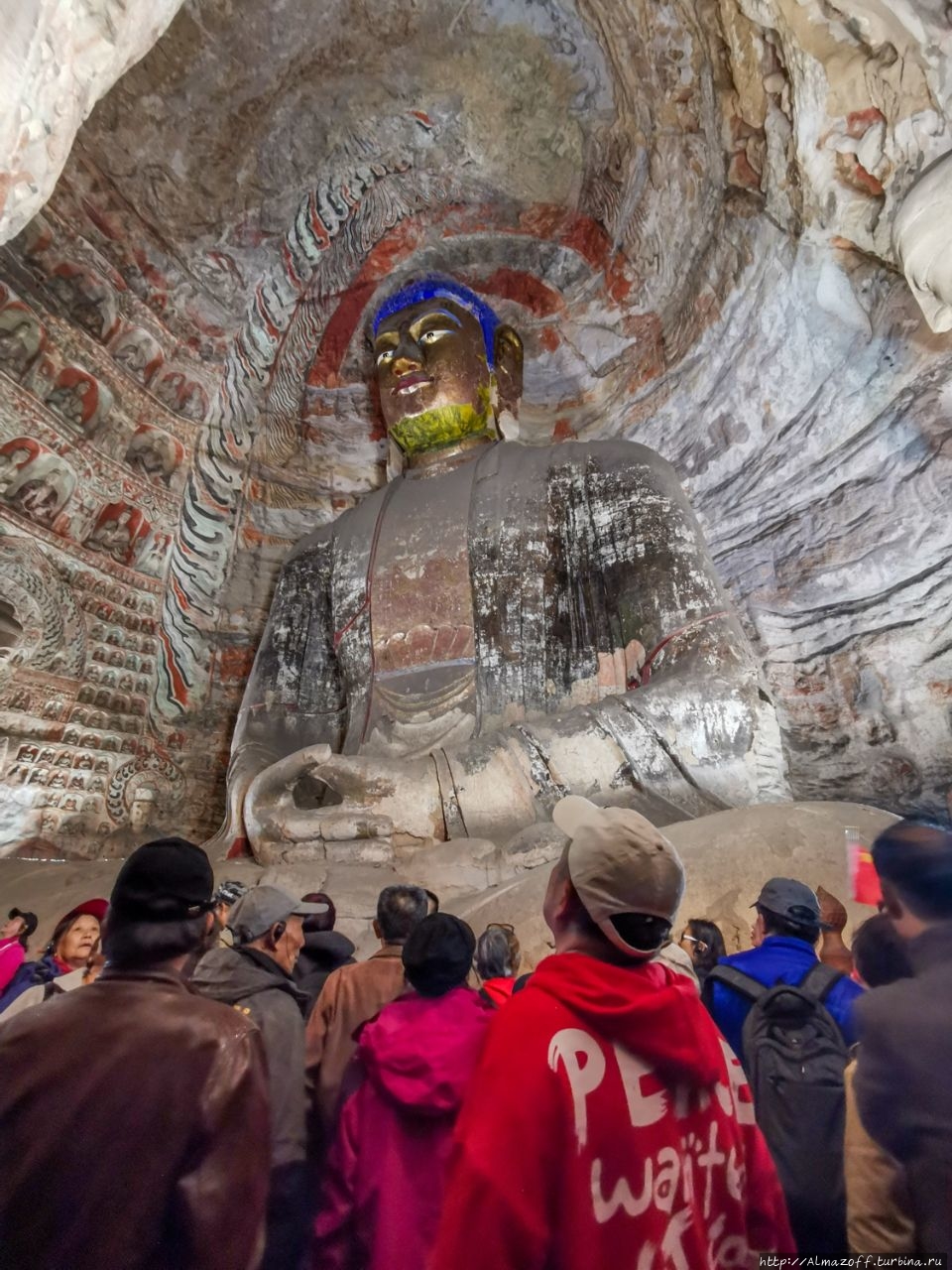 Статуя Будды Шакьямуни в позе медитации высотой 17 метров, пещерный комплекс Юньган, Датун, Шаньси, Китай.